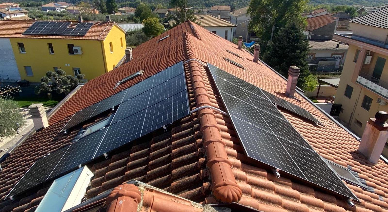 Pannelli fotovoltaici su tetto residenziale