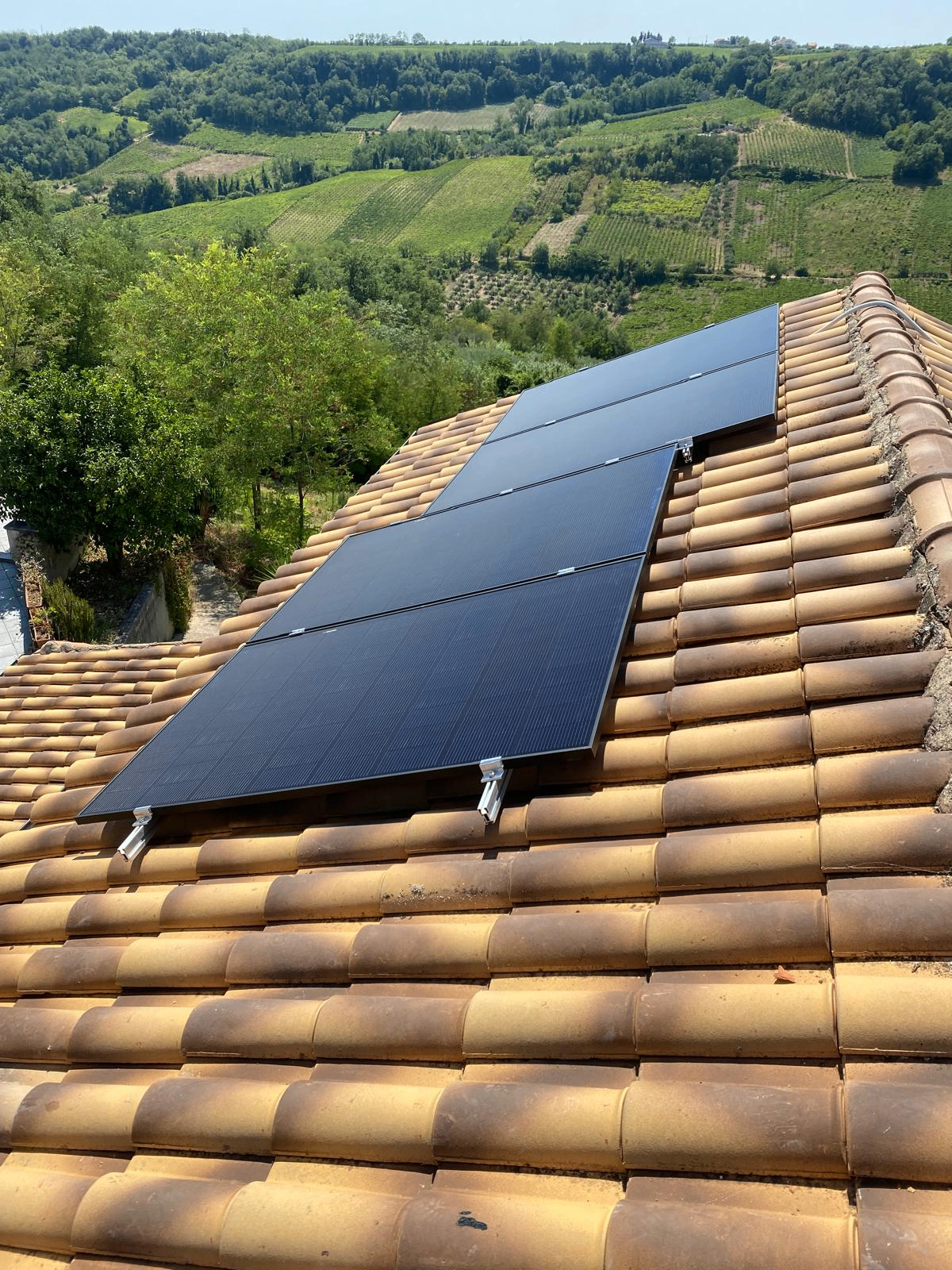 Impianto fotovoltaico con vista collinare